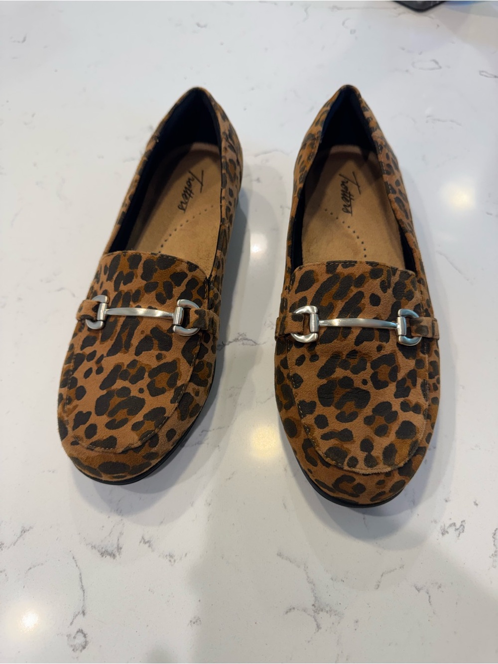 Women’s Trotters Comfort Leopard Print Loafer shoes size 9.5 - Picture 2 of 6